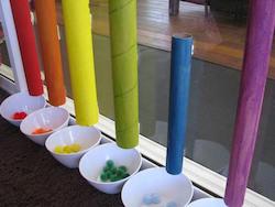 Foto de https://www.learning4kids.net/2012/10/02/sorting-colours-with-cardboard-tubes/ Foto de https://www.learning4kids.net/2012/10/02/sorting-colours-with-cardboard-tubes/